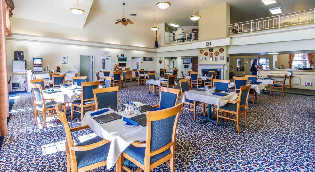 A spacious dining room at Vista Pointe at Lake Havasu City, offering all-inclusive, restaurant-style dining as part of senior living near Kingman, AZ.