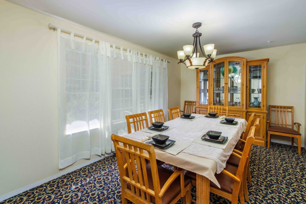A private dining room with a set table at Vista Pointe at Lake Havasu City, a senior living community near Bullhead City offering assisted living, and memory care.